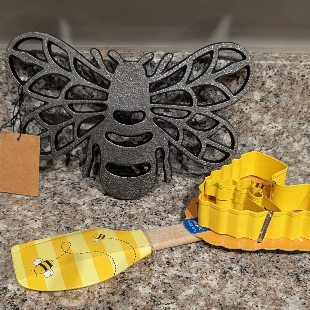 Bee Trivet and Accessories